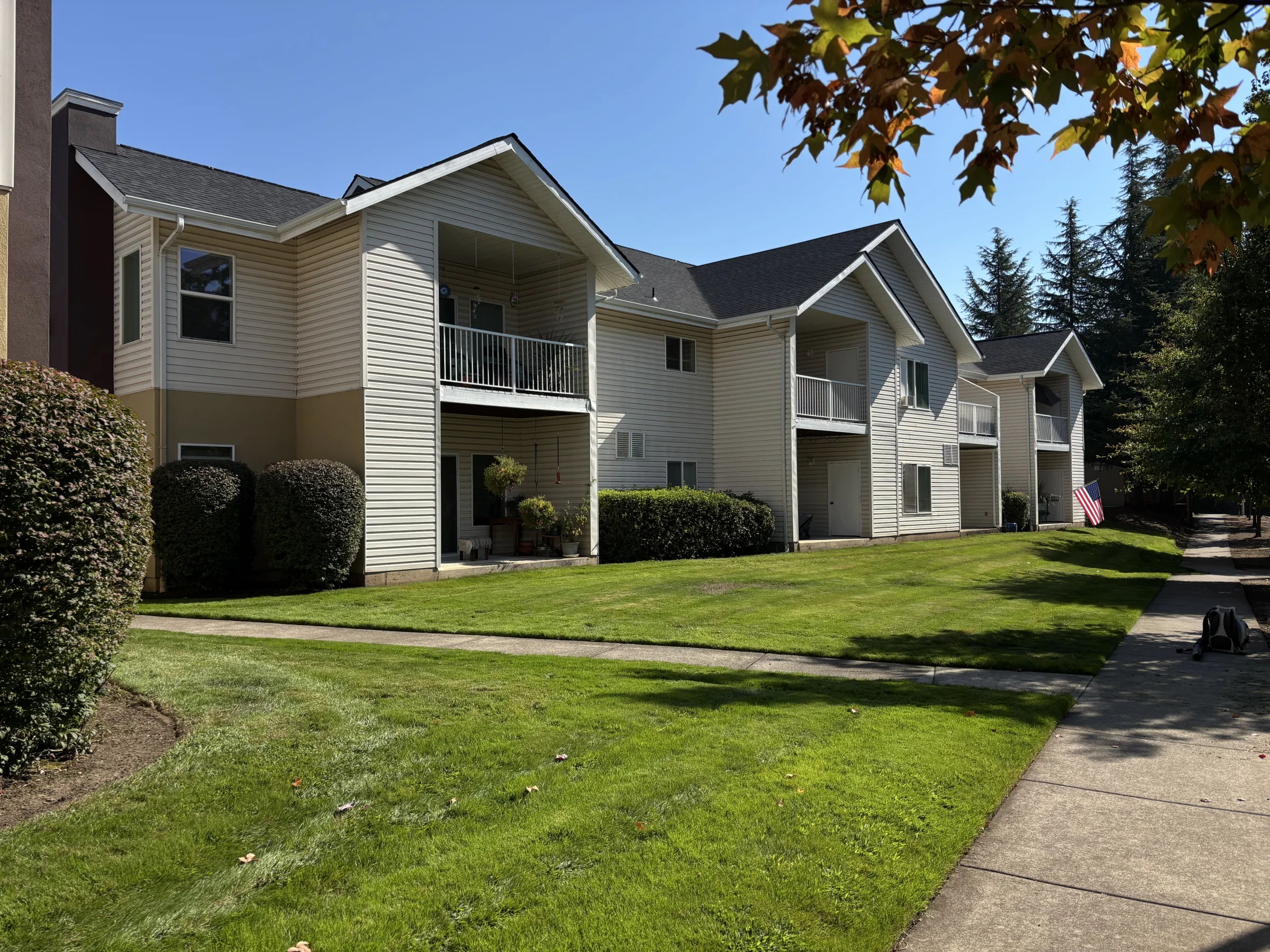 Maintained apartment landscape walkway in the Willamette Valley